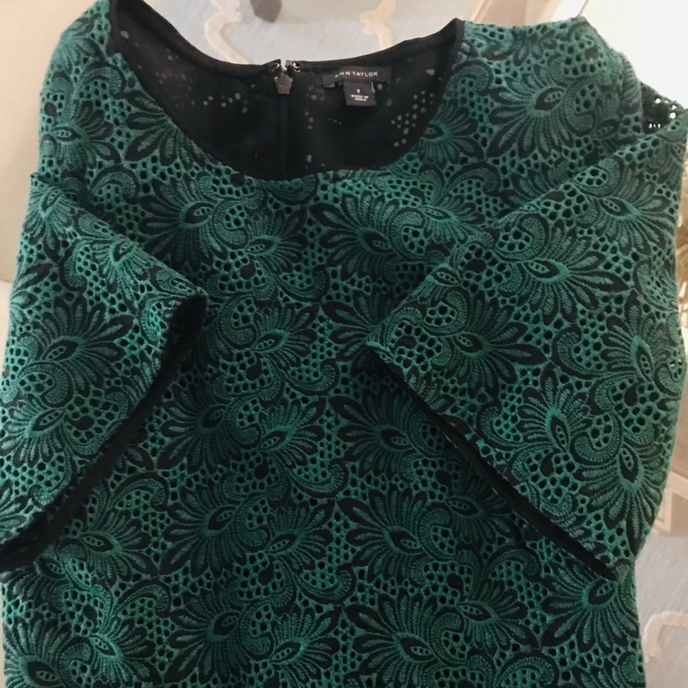 Ann Taylor is NWOT Emerald Lace Blouse Size Small